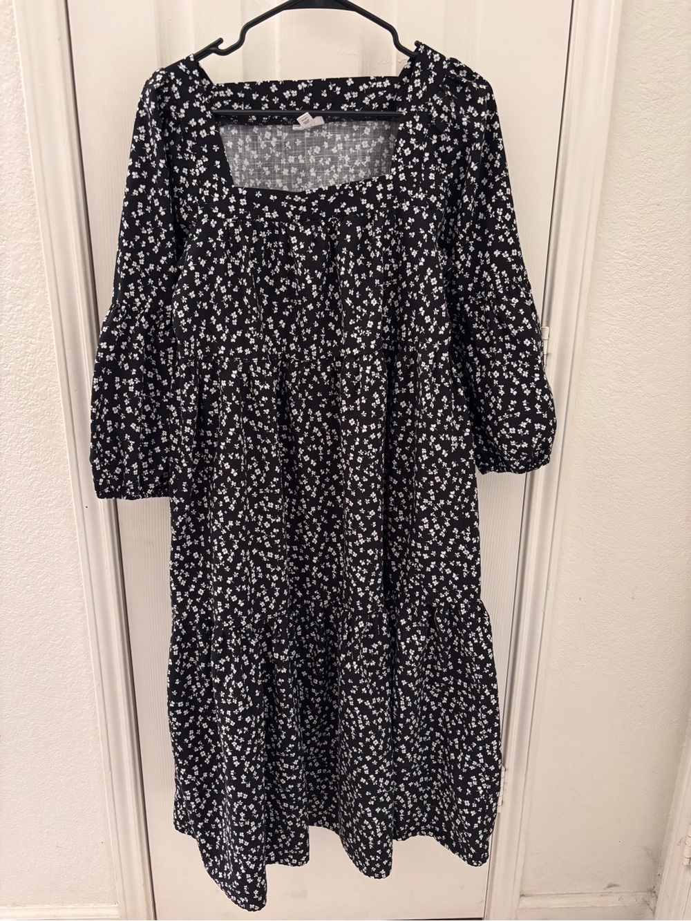 a.n.a Black and White Floral Tiered Midi Dress with Puff Sleeves